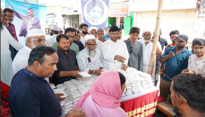 শহীদ রাষ্ট্রপতি জিয়াউর রহমানের ৪৫তম শাহাদত বার্ষিকী উপলক্ষে রাজপাড়া থানা বিএনপির উদ্যোগে দুস্থদের মাঝে খাবার বিতরণ