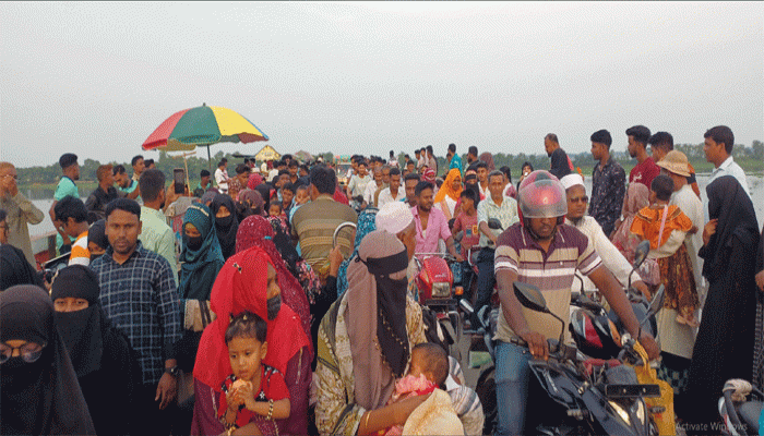 তানোরে শিব নদী পাড়ে বিনোদন পিপাসু মানুষের ভিড়