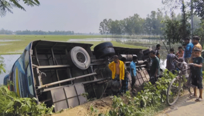 গাইবান্ধায় যাত্রীবাহী বাস খাদে পড়ে নিহত ১