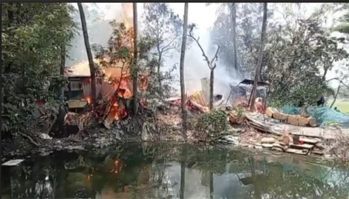 নোয়াখালীতে তরুণকে পিটিয়ে হত্যা: সন্দেহভাজনদের বাড়িতে হামলা-অগ্নিসংযোগ