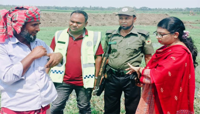 নাটোরের সিংড়ায় আবাদী জমিতে পুকুর খননের দায়ে জরিমানা