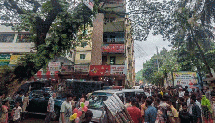 রাতে স্বামী-স্ত্রী পরিচয়ে হোটেল ভাড়া, সকালে মরদেহ উদ্ধার