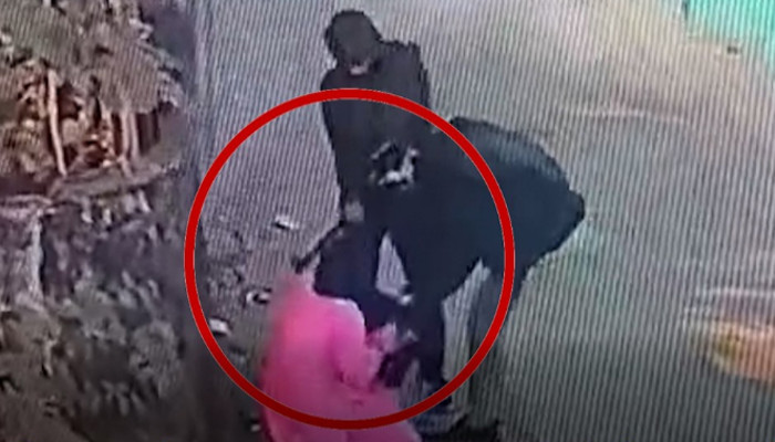 রাণীনগরে মরিচের গুড়া ছিটিয়ে ও ছুরিকাঘাত করে ছিনতাই