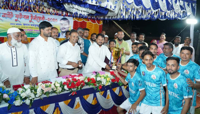 রাজশাহীতে রংধনু নাইট ফুটবল টুর্নামেন্টের পুরস্কার বিতরণ করলেন রাসিক প্রশাসক