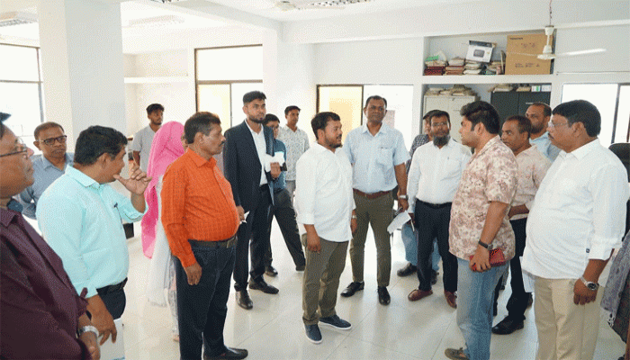 কর্মকর্তা-কর্মচারীদের সাথে রাসিক প্রশাসকের ঈদ শুভেচ্ছা বিনিময়