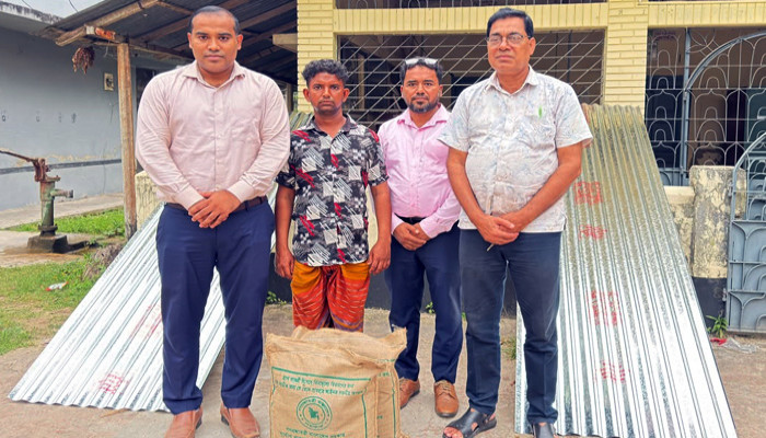 রাণীনগরে ছিনতাইকারীর কবল থেকে রক্ষা পেতে অটোরিকশা থেকে লাফ দিলেন যাত্রী
