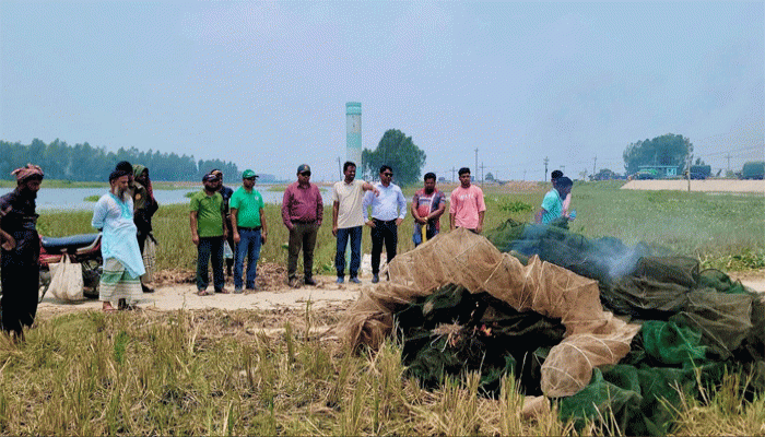 সিংড়ায় ২লাখ টাকার নিষিদ্ধ  চায়না জাল ধবংস করলো ইউএনও