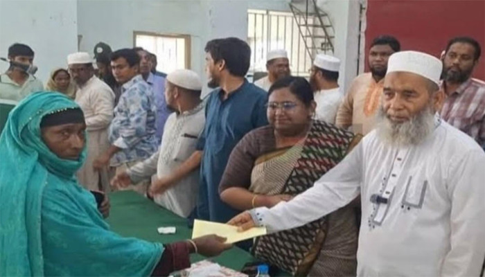 তানোরে প্রধানমন্ত্রীর ত্রাণ ও কল্যান তহবিলের অর্থ বিতরণ