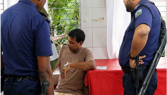 চাঁপাইনবাবগঞ্জে ছাত্রীকে একাধিকবার ধর্ষণের অভিযোগে শিক্ষক গ্রেপ্তার
