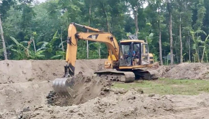 পুঠিয়ায় ইউএনও'র নাম ভাঙ্গিয়ে আমবাগান কেটে চলছে পুকুর খনন, মাটি যাচ্ছে দোয়েল ইটভাটায়