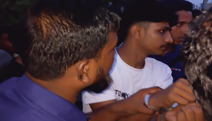 নোয়াখালীতে চেকেপোস্টে তিনটি বিদেশী পিস্তল-গুলিসহ কিশোর আটক