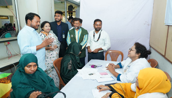 রাজশাহীতে মা ও শিশু সহায়তা কর্মসূচির আবেদন সংগ্রহে প্রশাসকের পরিদর্শন