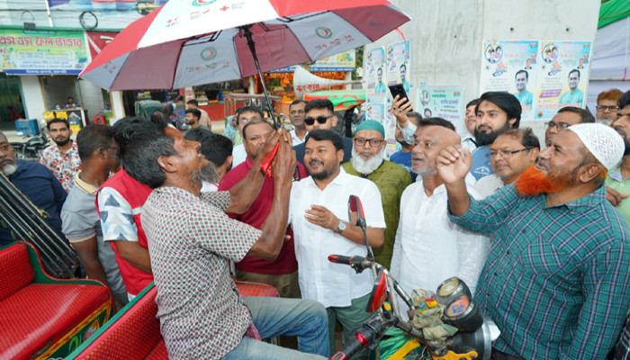নগরীতে রেড ক্রিসেন্টের উদ্যোগে পথচারীদের মাঝে ছাতা বিতরণ