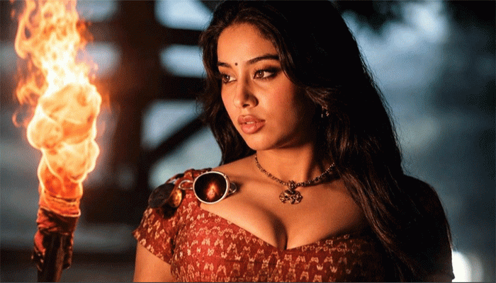 ‘পিদ্দী’ ছবিতে শরীর প্রদর্শন বিতর্কের মাঝে ফাঁস জাহ্নবীর বেতন!