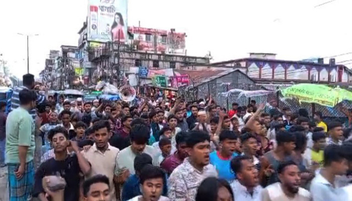 ​মাদক বিবাদে স্কুলছাত্রকে কুপিয়ে হত্যা, নোয়াখালীতে লাশ নিয়ে বিক্ষোভ