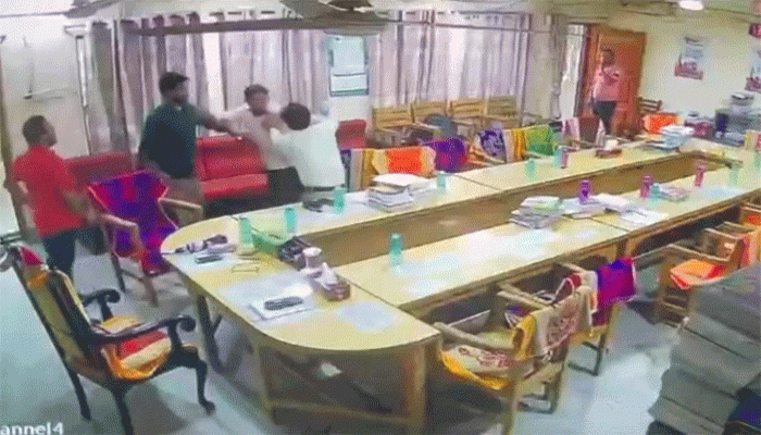 পানির ফিল্টার নিয়ে কলেজ শিক্ষক মিলনায়তনে অধ্যক্ষ-সহাকরী অধ্যাপকের মারামারি, ভিডিও ভাইরাল