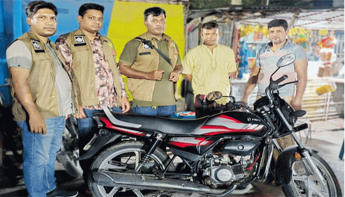 নগরীর বেলপুকুর থানার চাঞ্চল্যকর ক্লু-লেস দস্যুতা মামলার ঘটনায় ব্যবহৃত মোটরসাইকেল উদ্ধার
