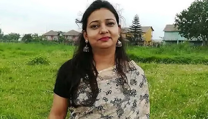 ঢাকায় ছিনতাইকারীর টানাহেঁচড়ায় রিকশা থেকে পড়ে নারী মৃত্যুর অভিযোগ