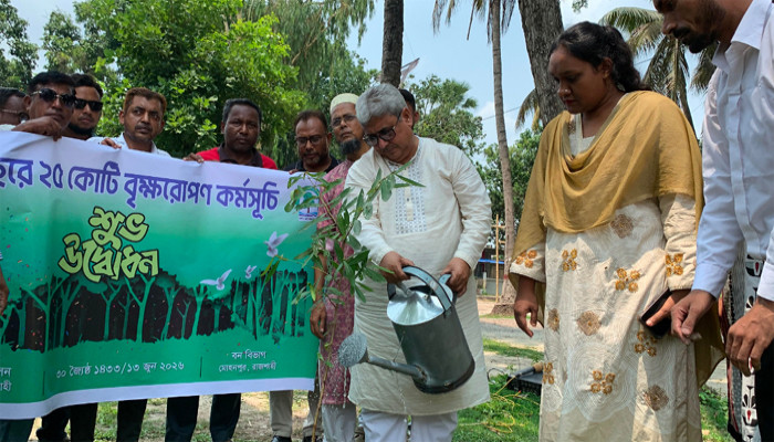 মোহনপুরে বৃক্ষরোপণ কর্মসূচি উদ্বোধন করলেন এমপি মিলন