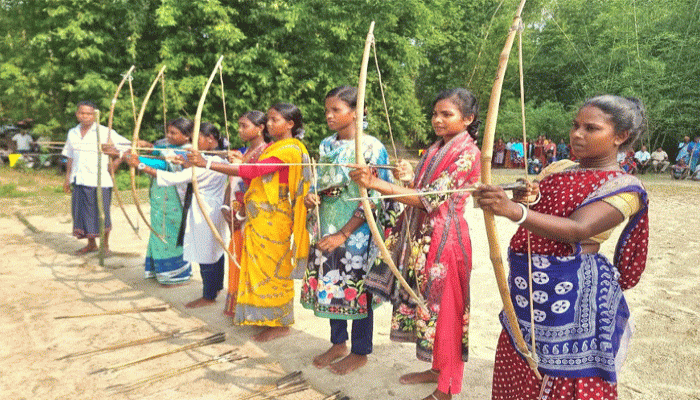 সাধু আন্তনীর পর্বে পীরগঞ্জে আদিবাসীদের ঐতিহ্যবাহী তীর নিক্ষেপ প্রতিযোগিতা