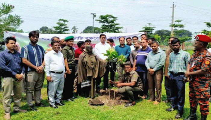 প্রধানমন্ত্রীর নির্দেশনা বাস্তবায়নে ঠাকুরগাঁওয়ে জেলা প্রাশাসনের বৃক্ষরোপণ কর্মসূচির উদ্বোধন