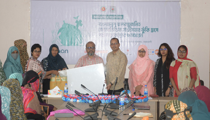 পল্লী মাতৃকেন্দ্রকে কার্যকর ও স্বাবলম্বী করতে উপকরণ বিতরণ