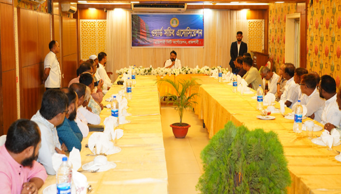রাসিকের ওয়ার্ড সচিবদের সঙ্গে প্রশাসকের মতবিনিময় সভা অনুষ্ঠিত