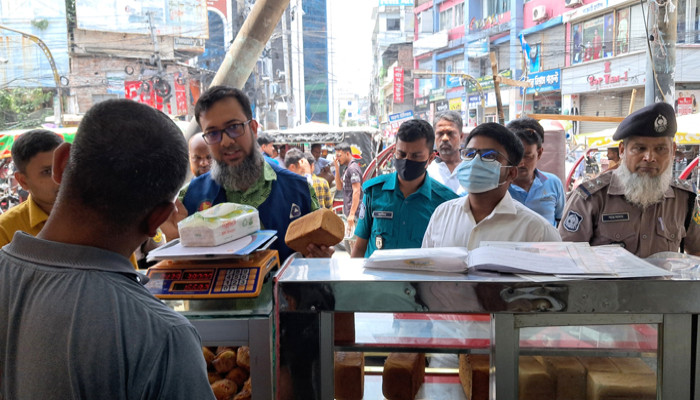 রাজশাহীতে বিএসটিআই’র অনুমোদনহীন লাইভ বেকারীকে জরিমানা