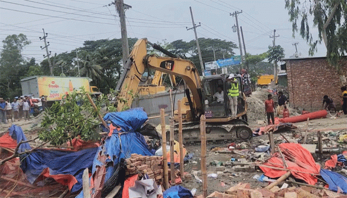 ঝুপড়ি ঘরে এসি-সিসি ক্যামেরার রাজকীয় মাদক আস্তানা গুঁড়িয়ে দিল প্রশাসন