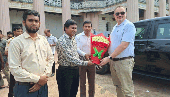 পুঠিয়া রাজবাড়ী পরিদর্শনে বাংলাদেশে নিযুক্ত মার্কিন রাষ্ট্রদূত ব্রেন্ট টি. ক্রিস্টেনসেন