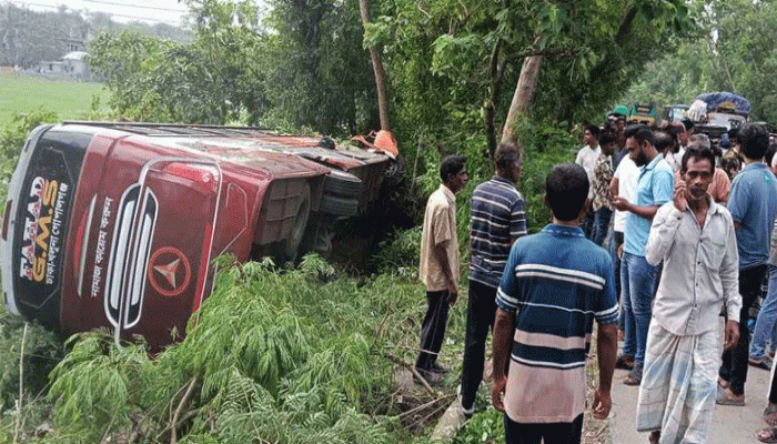 গোপালগঞ্জে বাস-ট্রাকের ত্রিমুখী সংঘর্ষে নিহত ১