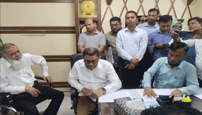 নোয়াখালী জেনারেল হাসপাতালে স্বাস্থ্যমন্ত্রীর আকস্মিক অভিযান, তত্ত্বাবধায়ক ক্লোজড