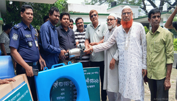 সিংড়ায় মাছ চাষীদের মাঝে এয়ারেটর মেশিন বিতরণ
