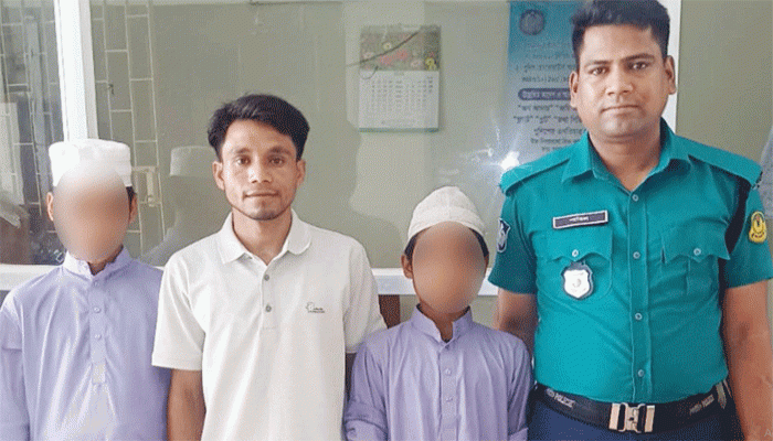 নগরীতে পথভ্রষ্ট দুই মাদ্রাসা ছাত্রকে উদ্ধার করে পরিবারের নিকট হস্তান্তর করলেন পুলিশ