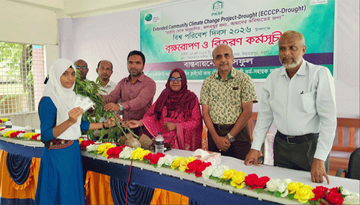 নিয়ামতপুরে ঘাসফুল এনজিওর বৃক্ষরোপণ ও বিতরণ
