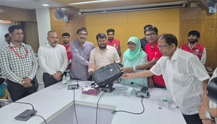 রাসিকের স্বাস্থ্যকর্মীদের মাঝে রেড ক্রিসেন্টের ব্যাগ বিতরণ