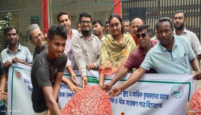 মোহনপুরে কৃষি প্রণোদনা বিতরণ উদ্বোধন
