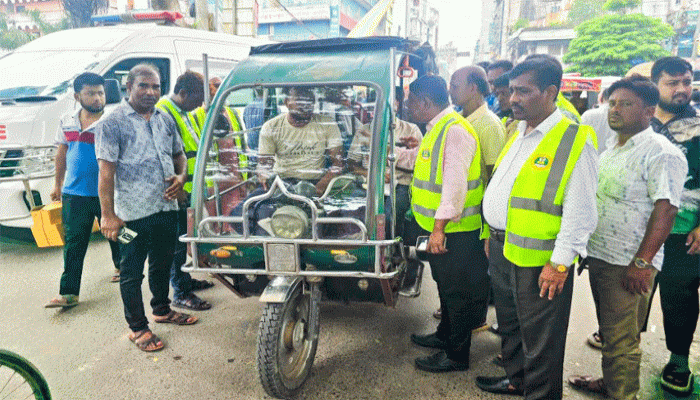 নগরীতে অটোরিকশার ভাড়া তদারকিতে মাঠে রাসিকের রাজস্ব বিভাগ