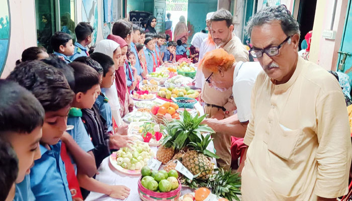 পাবনার জিনিয়াস প্রি-ক্যাডেট স্কুলে শিশু শিক্ষার্থীদের নিয়ে ফল উৎসব
