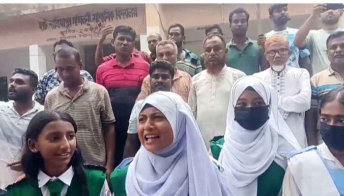 ছাত্রীকে শ্লীলতাহানির অভিযোগে শিক্ষকের বিরুদ্ধে বিক্ষোভ
