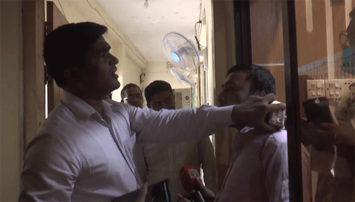 প্রশ্ন করতেই সাংবাদিকের ক্যামেরা কেড়ে নেয়ার চেষ্টা এসিল্যান্ডের, দিলেন গালিও