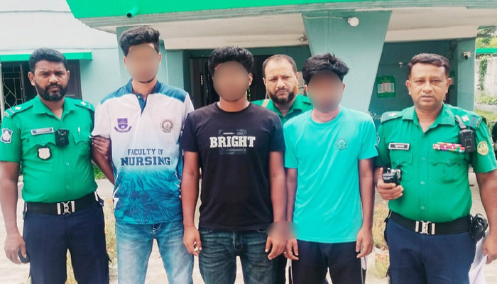 রাজশাহীতে চোর সন্দেহে যুবককে পিটিয়ে হত্যার অভিযোগে  নার্সিং কলেজের তিন শিক্ষার্থী গ্রেফতার