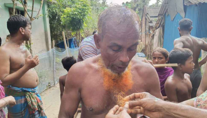 খুলনায় ডাব পেড়ে খাওয়ায় বৃদ্ধকে উলঙ্গ করে মারধর