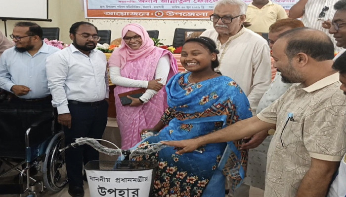 অসহায় ও দুঃস্থদের মাঝে বিভিন্ন উপকরণ তুলে দেন সাংসদ আবু সাইদ চাঁদ