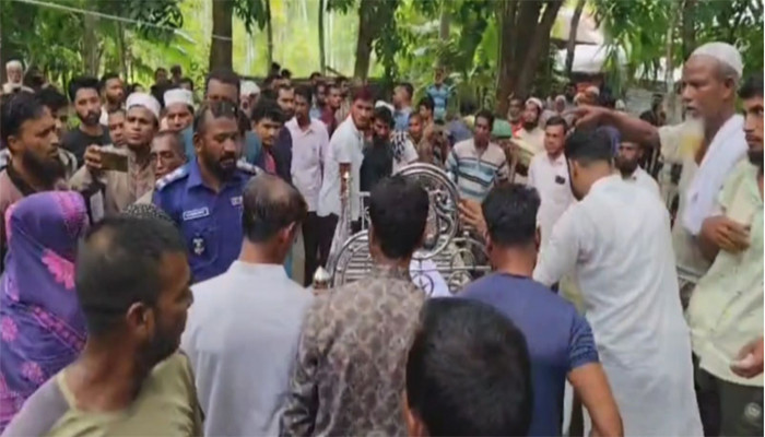 সন্তানের বাধায় দুইবার খুঁড়তে হলো বাবার কবর