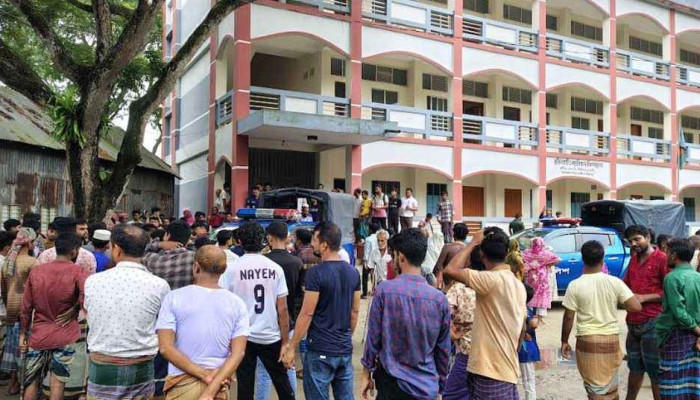 ছাত্রীর স্পর্শকাতর স্থানে হাত দেন মাদরাসা শিক্ষক