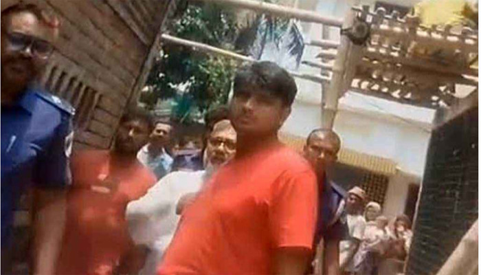 কালীগঞ্জে পুলিশের কাছ থেকে আওয়ামী লীগ নেতাকে ছিনতাই