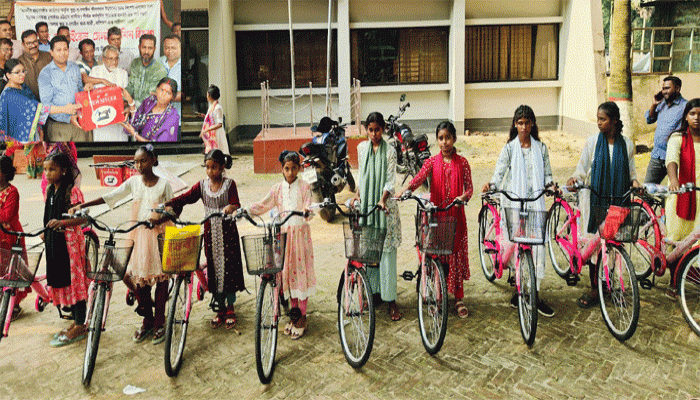 সিংড়ায় ১৫২ টি নৃগোষ্ঠী পরিবারের মাঝে শিক্ষা উপবৃত্তি, সেলাই মেশিন ও বাইসাইকেল বিতরণ