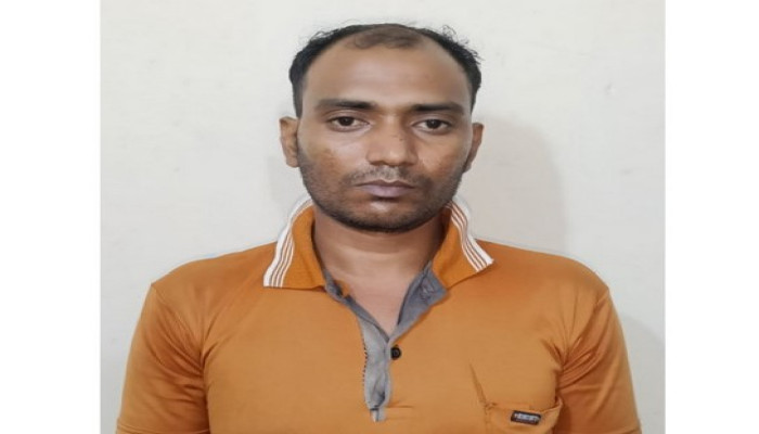 চারঘাটে জেলা ডিবির অভিযানে ৯৭ বোতল স্কাপসহ শীর্ষ মাদক কারবারি গ্রেপ্তার