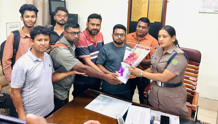 মহানগরীর বোয়ালিয়া মডেল থানার নতুন ওসিকে সাংবাদিকদের ফুলেল শুভেচ্ছা